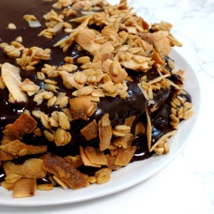vegan chocolate cake with peanut butter granola unepeach 002