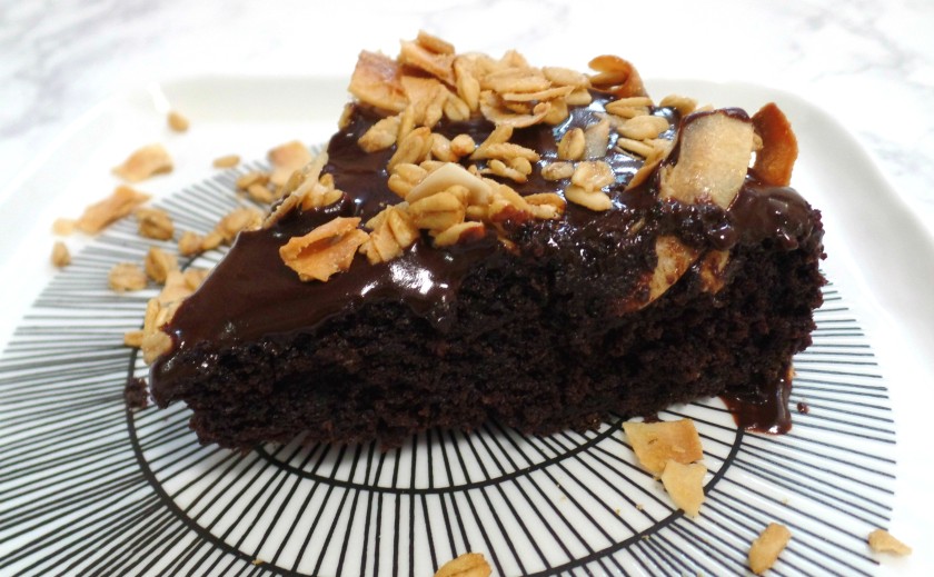 vegan chocolate cake with peanut butter granola unepeach 003